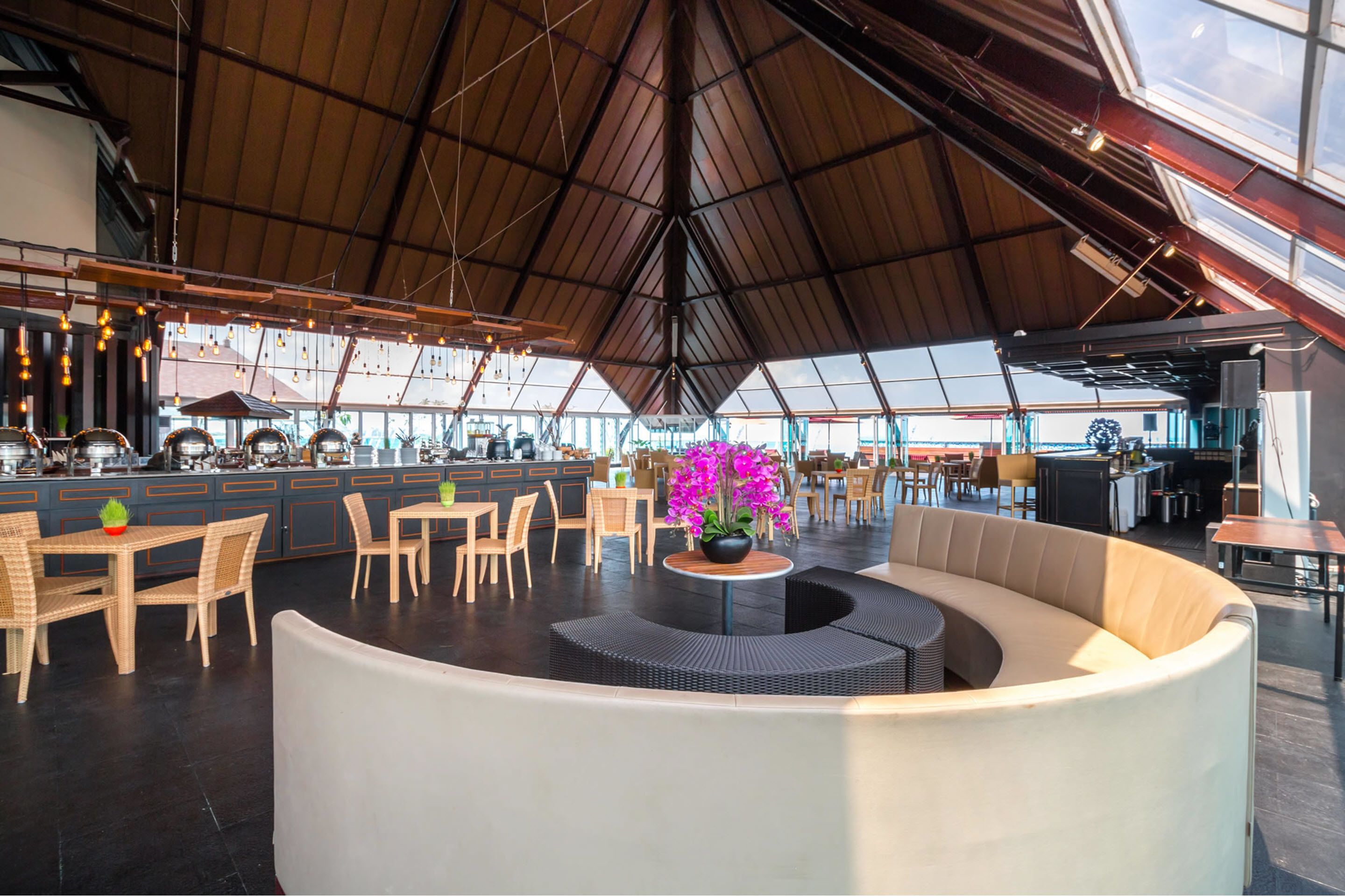 2 ravintolaa, joissa tarjoillaan aamiainen; kansainvälinen keittiö