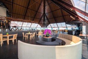 2 restaurants, breakfast, lunch, dinner served; international cuisine - Kutabex Beach Front Hotel (Kuta)