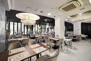 Daily buffet breakfast for a fee - White Monarch Hotel (Istanbul)