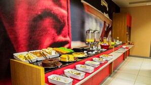 A buffet with various food items and condiments. - ibis Bacabal (Bacabal)