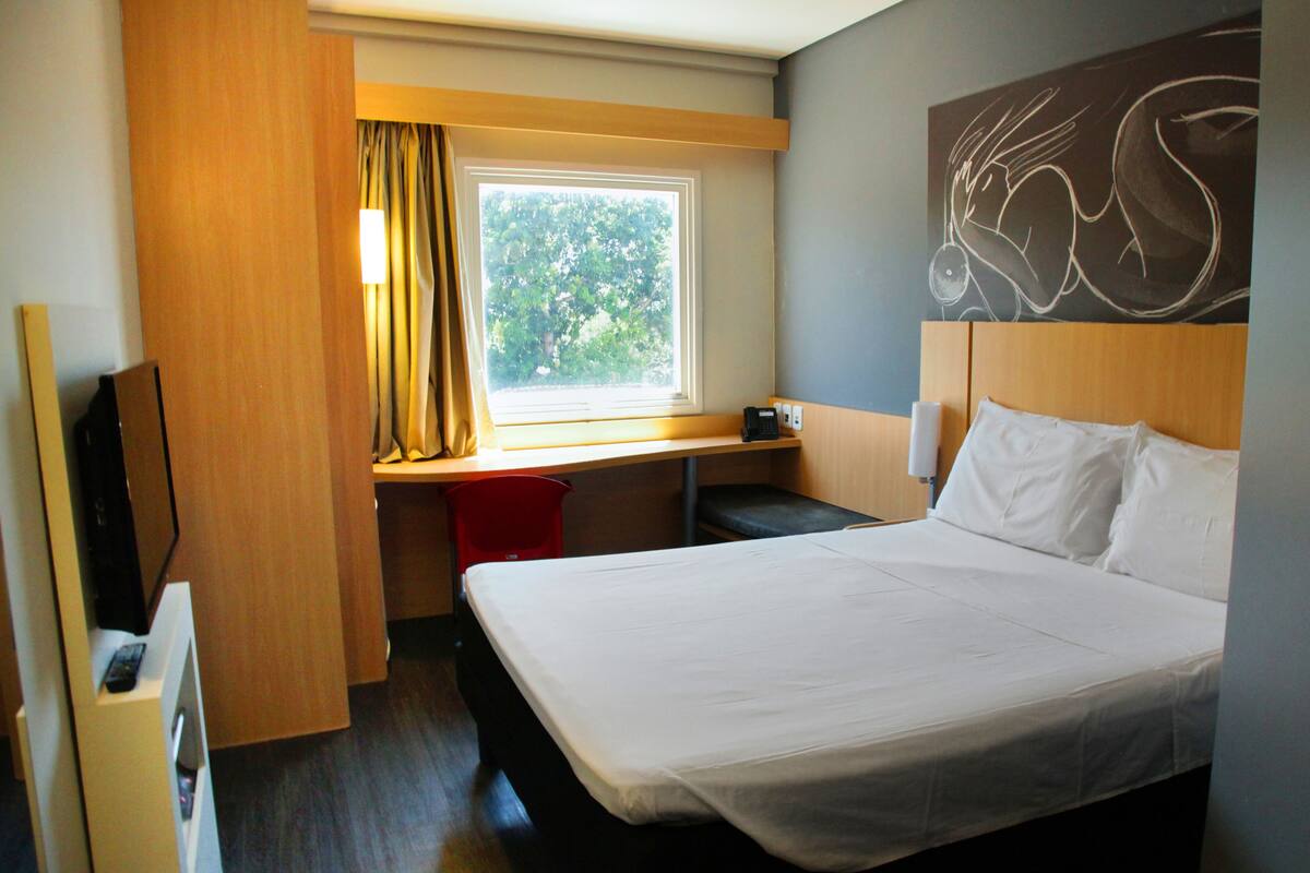 Standard Room, 1 Double Bed | Hypo-allergenic bedding available, minibar, in-room safe, desk