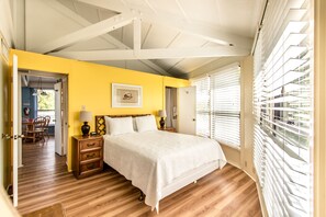 Villa, 2 habitaciones | 2 dormitorios, tabla de planchar con plancha, ropa de cama y despertador