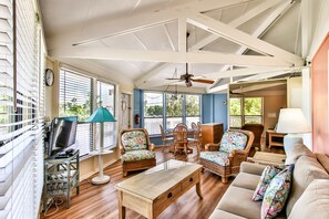 Villa, 2 chambres | Coin séjour | Télévision à écran plat, lecteur de DVD, table de tennis de table