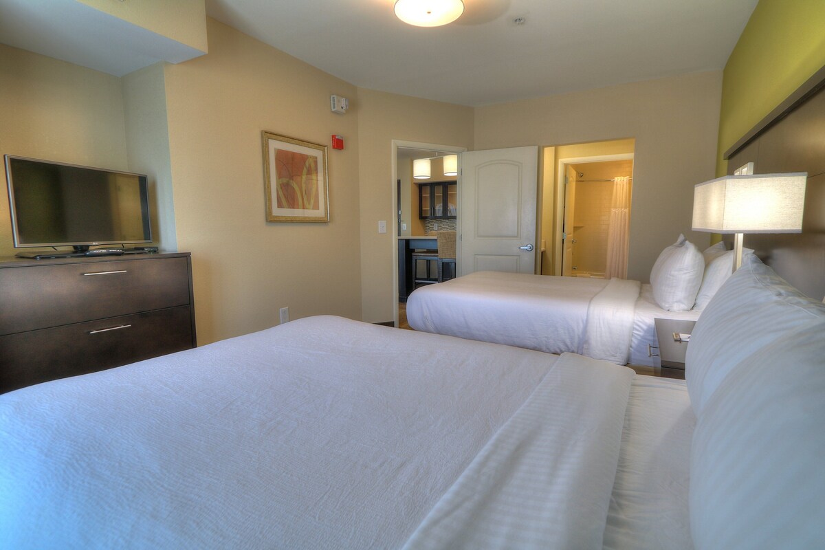Chambre, 2 grands lits, douche accessible en fauteuil roulant, cuisine (Mobility, Accessible Shower)
