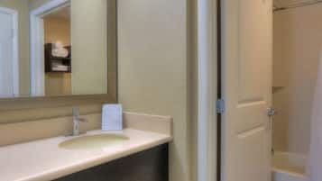 Articles de toilette (gratuits), séchoir à cheveux, serviettes fournies