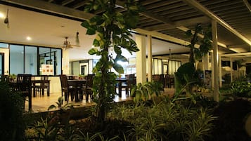 Café da manhã, almoço e jantar; culinária tailandesa