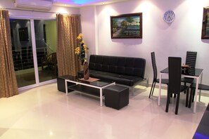 2 Bedroom Apartment | Oppholdsrom | En 30-tommers Flatskjerm-TV med kabel-kanaler samt LCD-TV og DVD-spiller