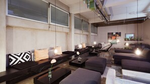 Una sala de estar moderna con un conjunto de sofás, una mesa de centro y un comedor.