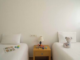 Caja de seguridad en la habitación y escritorio