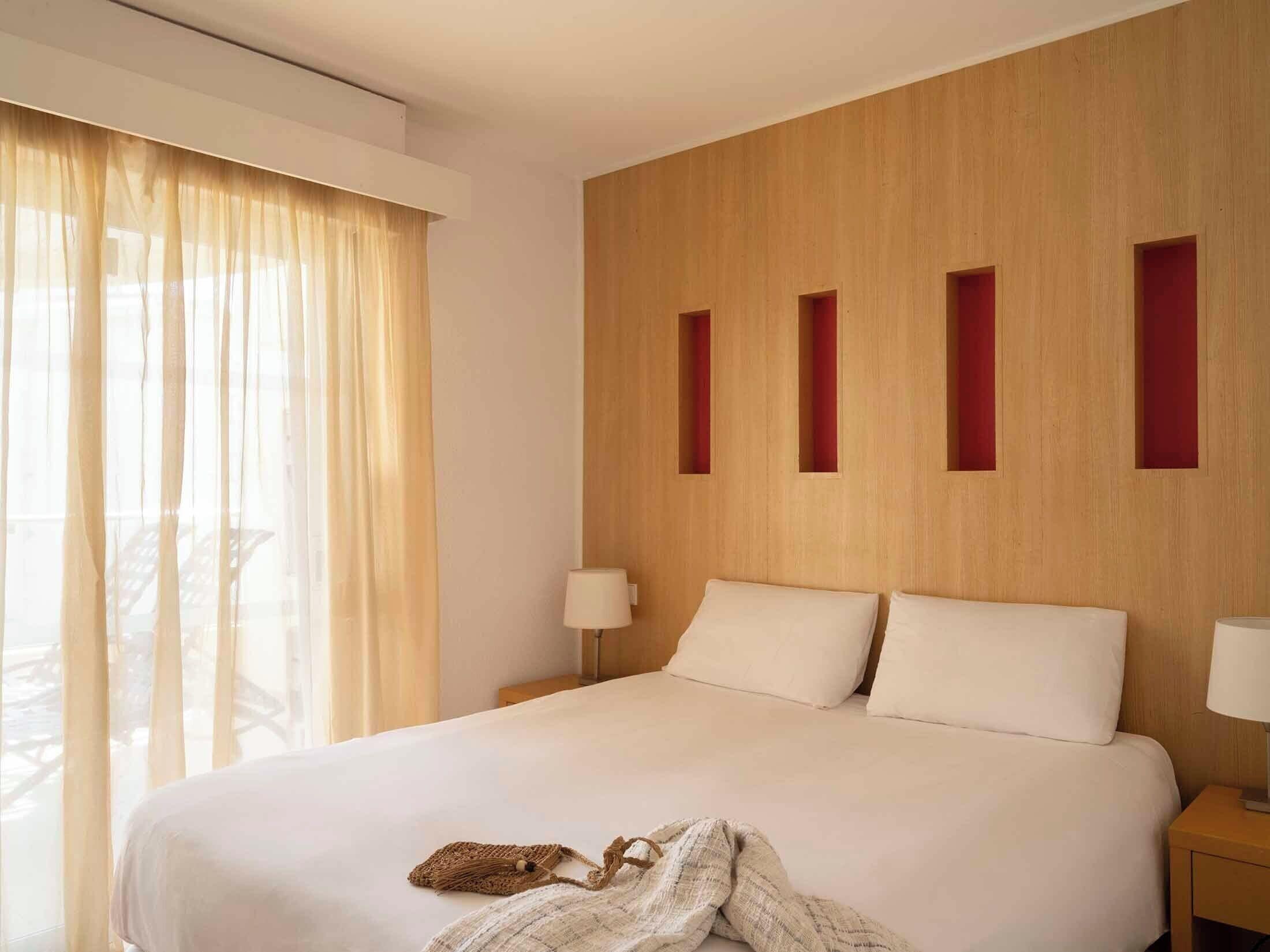 In-room safe, desk, iron/ironing board, cribs (surcharge)