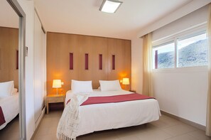 Coffres-forts dans les chambres, bureau, fer et planche à repasser