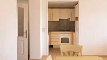 Coffee/tea maker, full-size fridge, microwave, oven