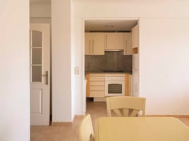 Cafetera/tetera, refrigerador con freezer, microondas, horno