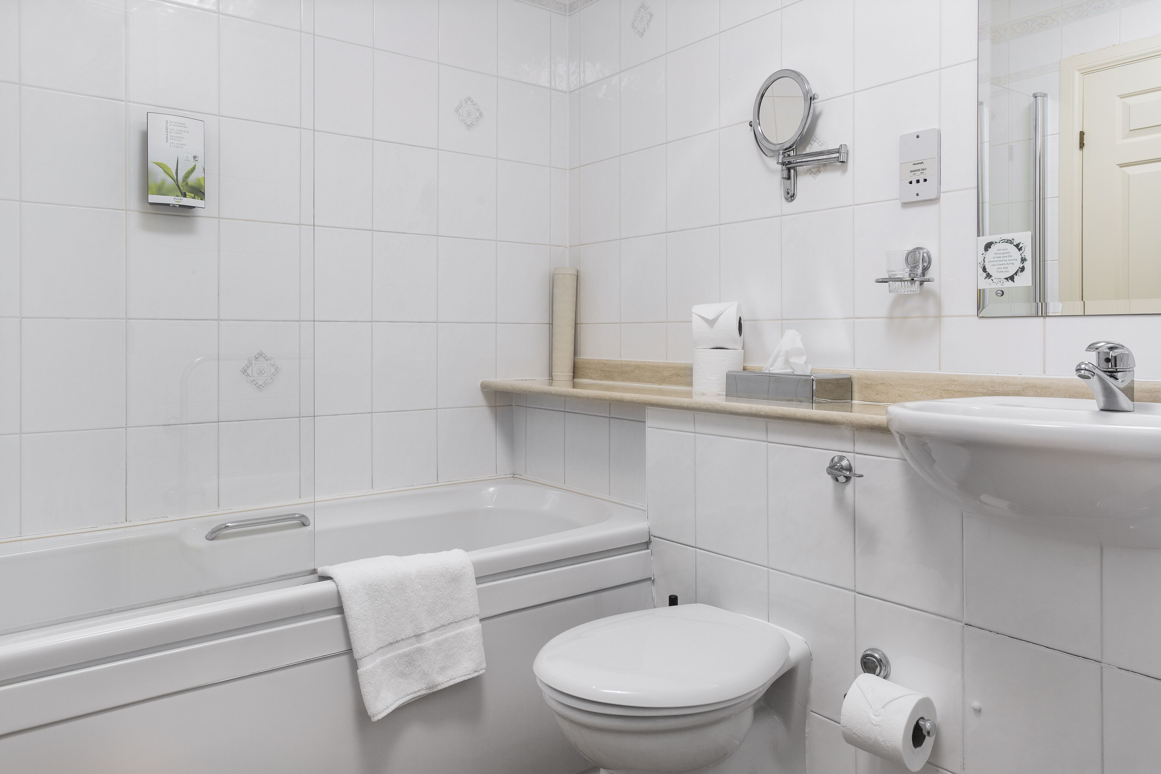Une salle de bain moderne avec une baignoire, des toilettes et un lavabo.