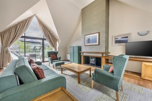 22-inch flat-screen TV with digital channels, TV - The Kenmore Club (Aberfeldy)