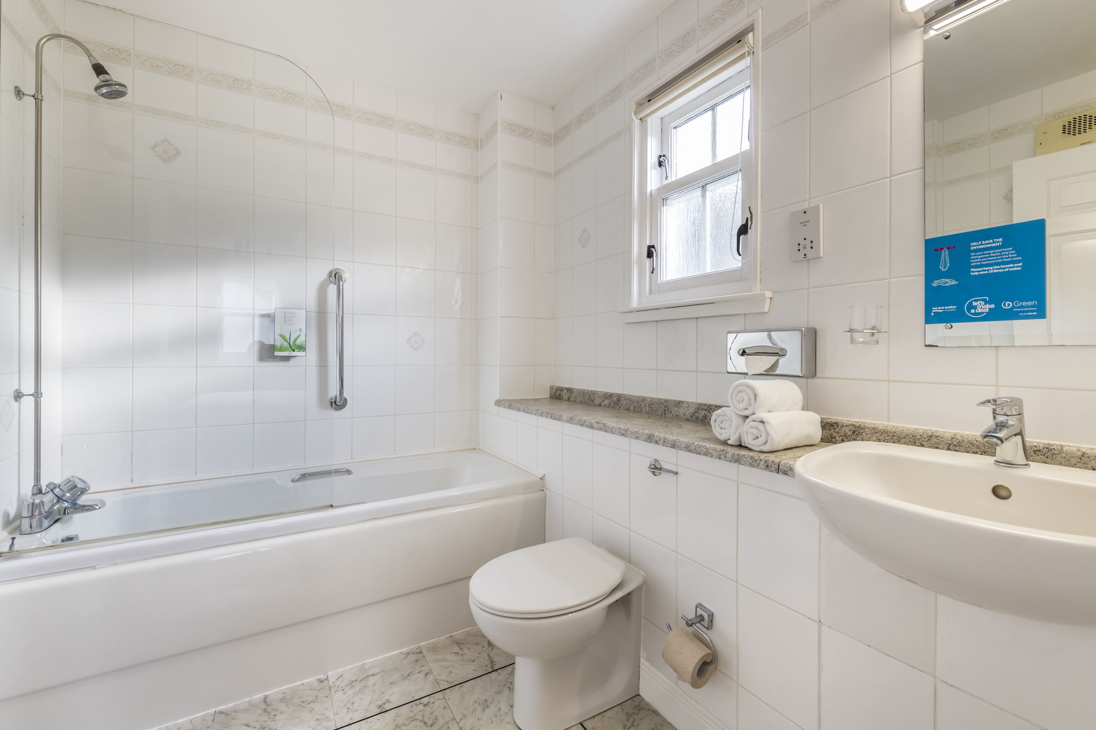 Un baño moderno con bañera, inodoro y lavabo.