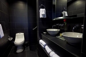 Superior suite | Badkamer | Designer toiletartikelen, een haardroger