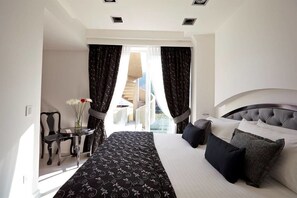 Deluxe Double Room, 1 Bedroom | Peralatan tempat tidur premium, bar mini, peti besi dalam bilik 