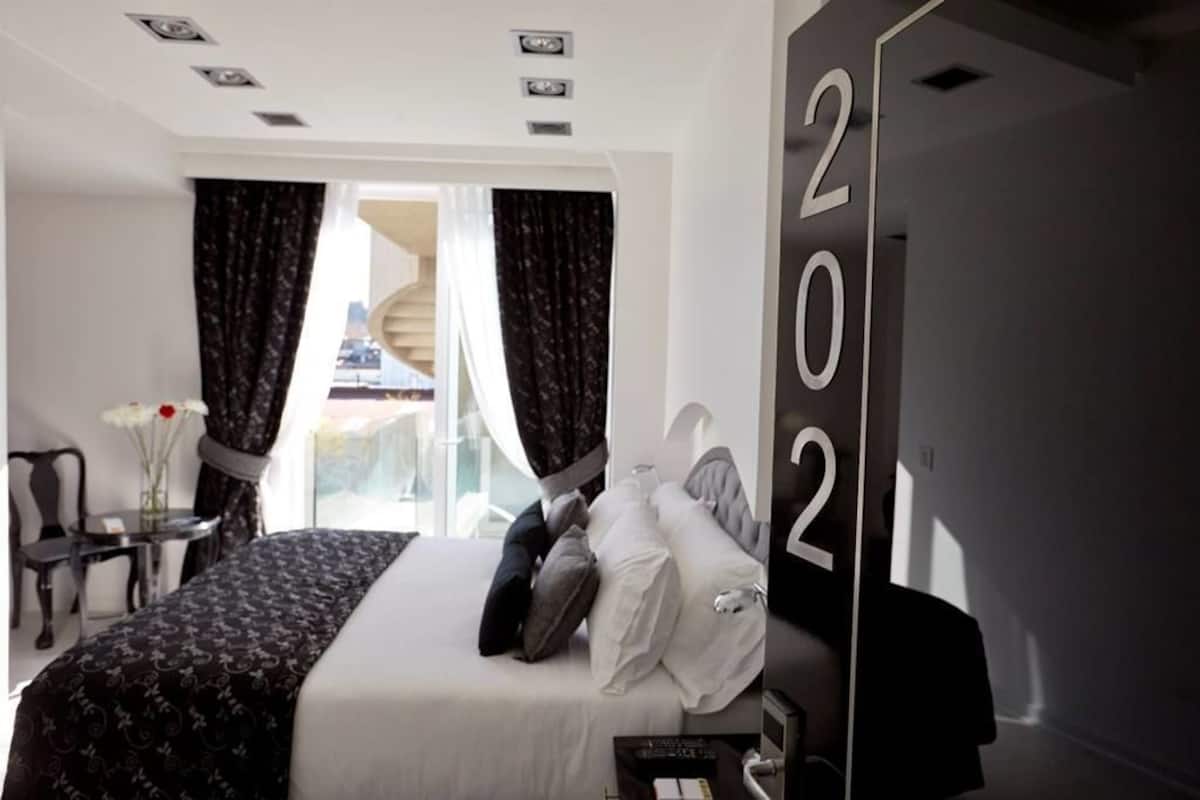 Habitación Deluxe doble, 1 habitación | Ropa de cama de alta calidad, minibar, caja fuerte y wifi gratis