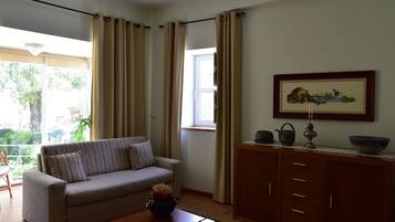 Suite | Desk, soundproofing, bed sheets