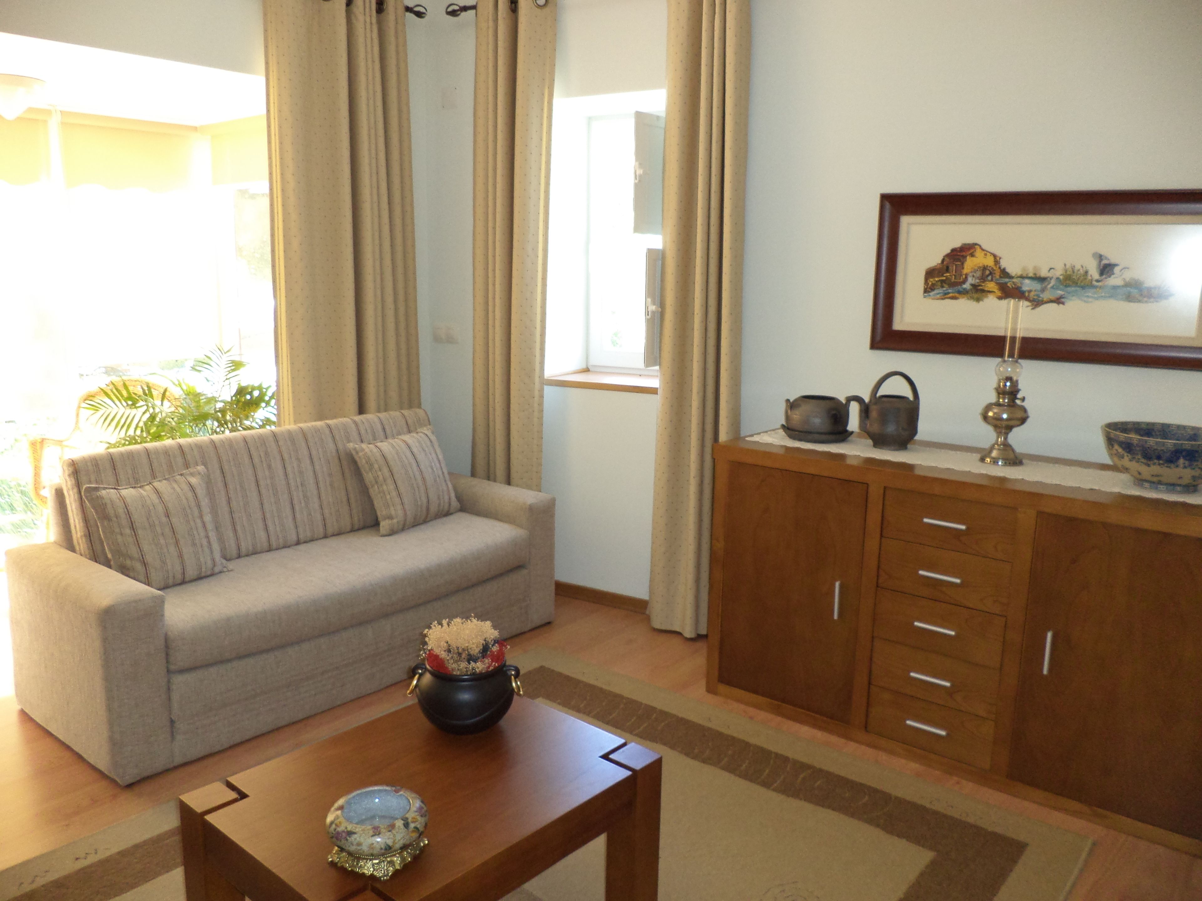 Een 30-cm televisie met kabelzenders