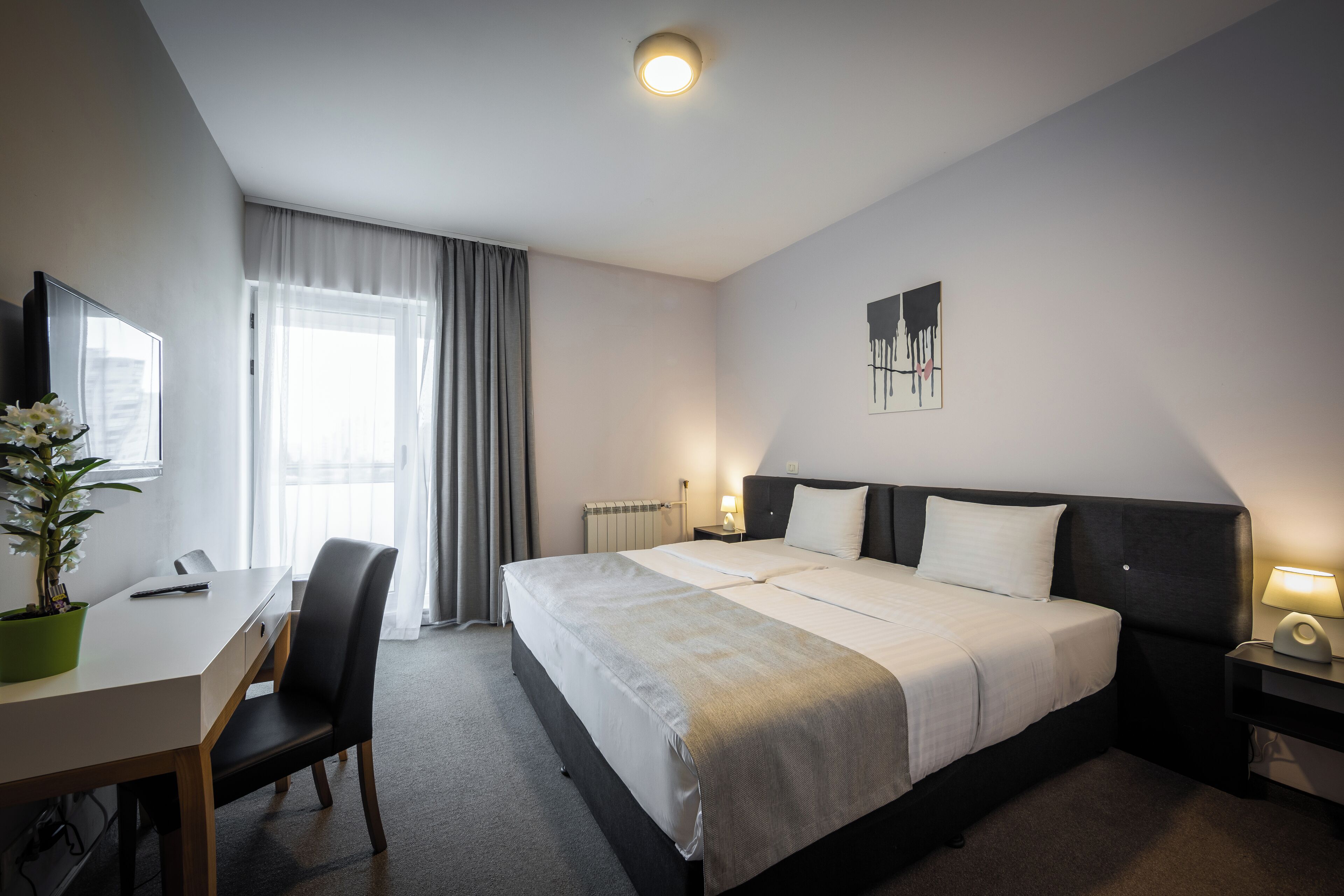 Minibar, coffres-forts dans les chambres, bureau, rideaux occultants