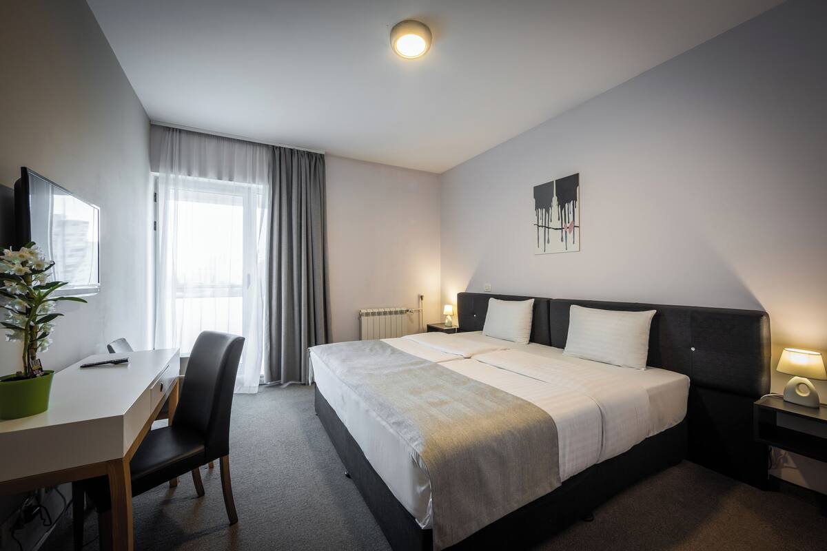 Minibar, coffres-forts dans les chambres, bureau, rideaux occultants