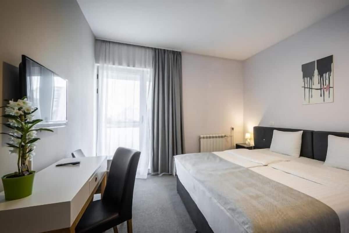 Minibar, Zimmersafe, Schreibtisch, laptopgeeigneter Arbeitsplatz