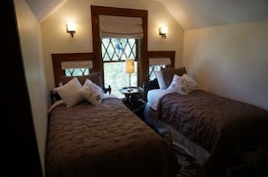 Quarto duplo clássico, 2 camas de solteiro, banheiro compartilhado, vista para o jardim | Roupas de cama de algodão egípcio, roupas de cama premium