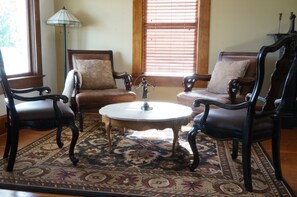 Premier House, 4 Bedrooms, Private Pool | Living area | IPod dock, MP3 dock - R&R Guesthouse (The Dalles)