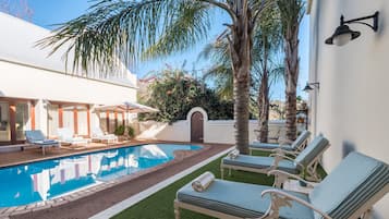 Piscine extérieure, chaises longues