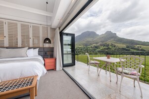 Minibar, caja de seguridad en la habitación y decoración personalizada 