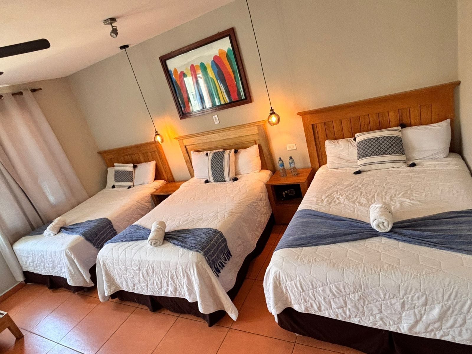 Suite, pemandangan kebun | Seprai premium, brankas, meja kerja, dan tirai kedap cahaya
