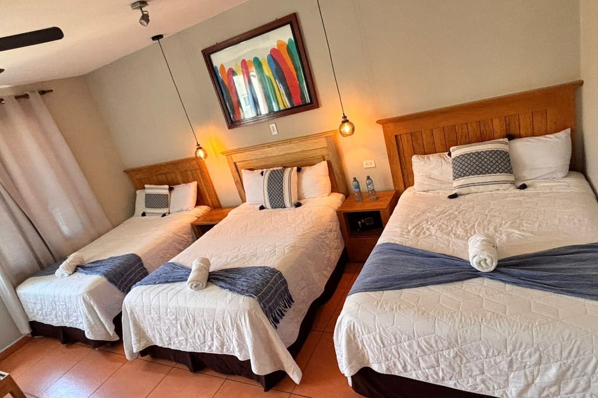 Suíte, vista para o jardim | Roupas de cama premium, cofres nos quartos, escrivaninha