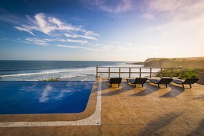 Outdoor pool, sun loungers - Hotel Los Mangos (Jucuaran)