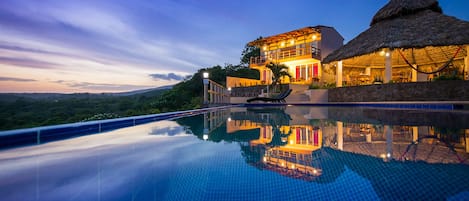 Una piscina al aire libre, tumbonas