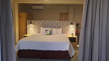 Quarto lua de mel (King Suite with Ocean View) | Roupas de cama premium, cofres nos quartos, escrivaninha