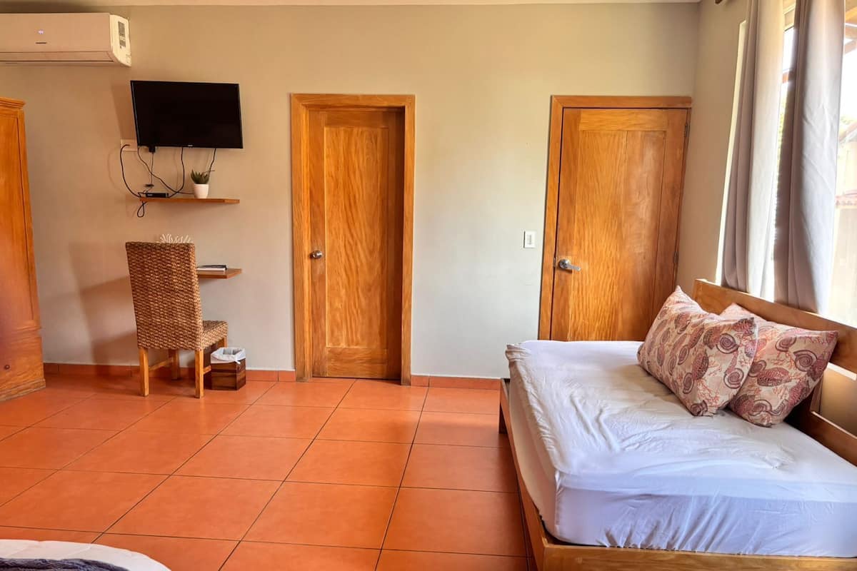 Quarto standard (Suite with Garden View) | Roupas de cama premium, cofres nos quartos, escrivaninha