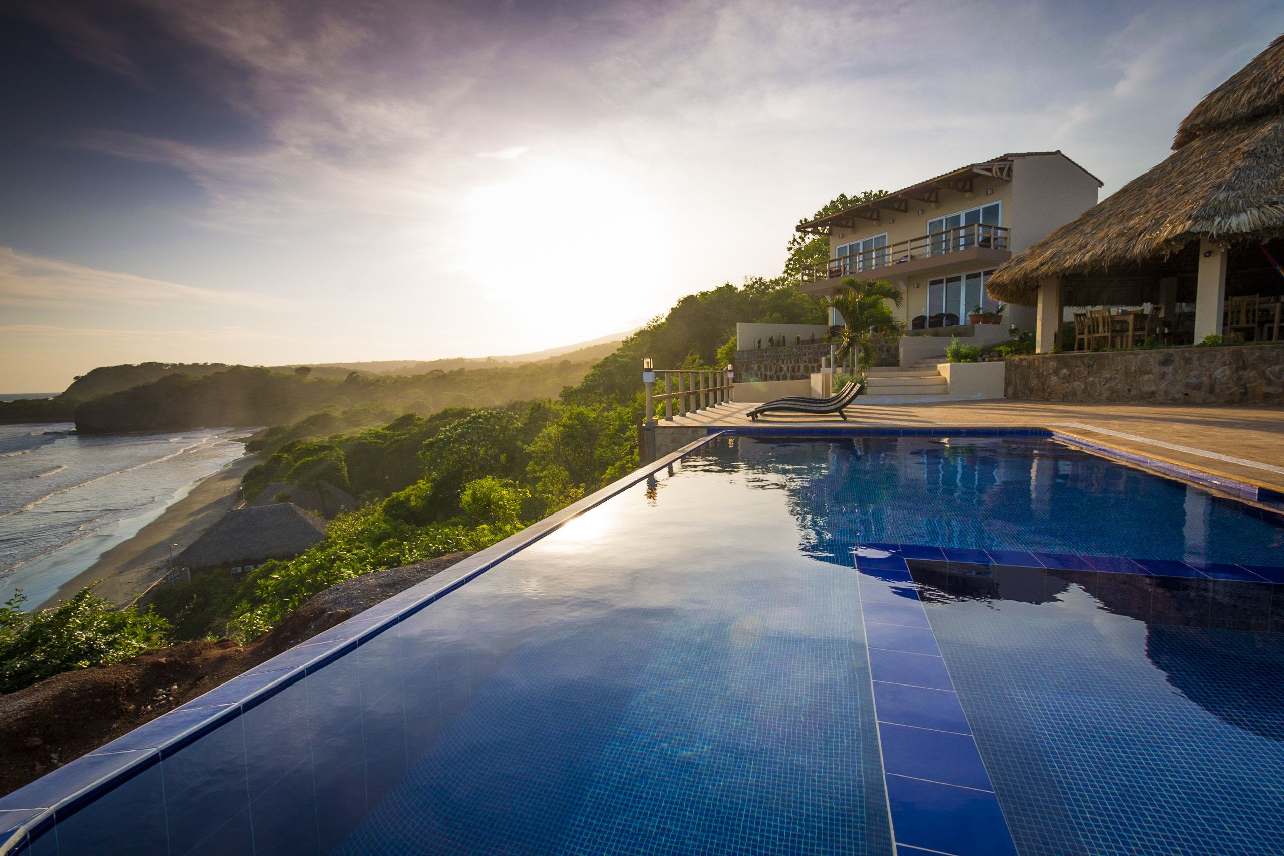 Alberca al aire libre y camastros 