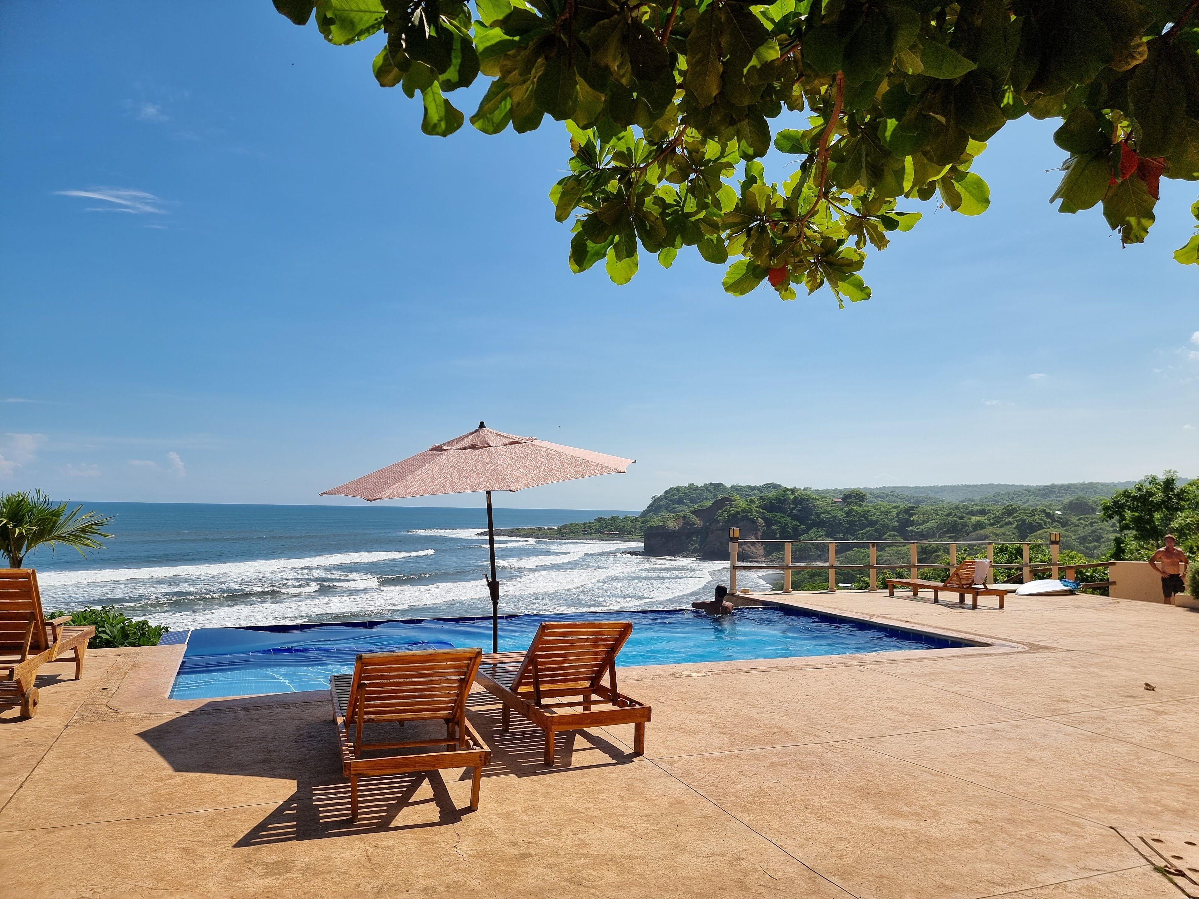 Alberca al aire libre y camastros 