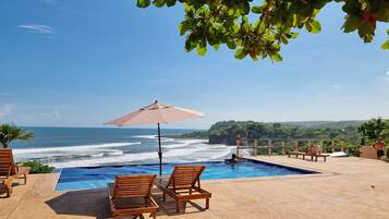 Alberca al aire libre y camastros