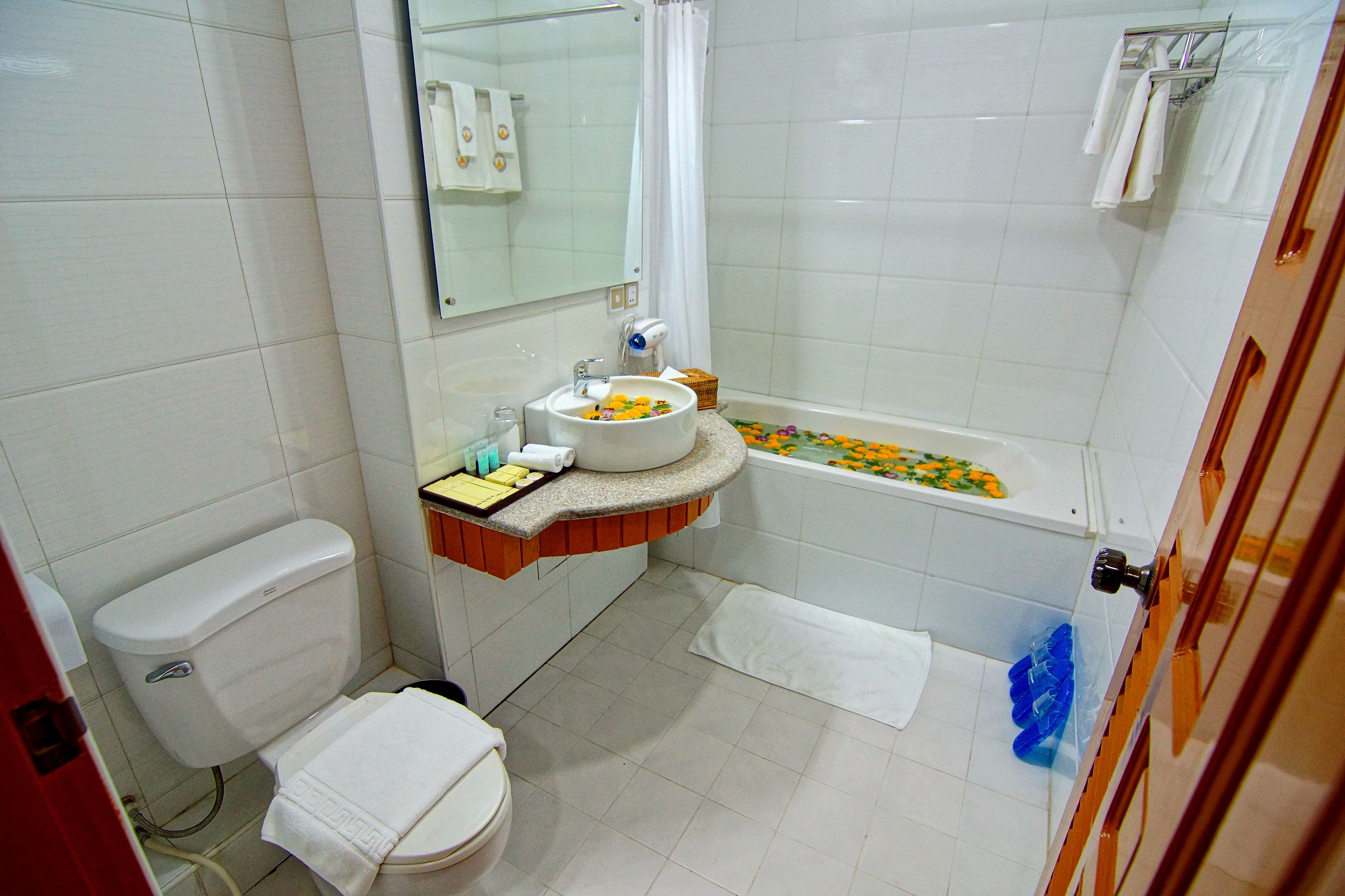 A bathroom with a toilet, sink, and bathtub.