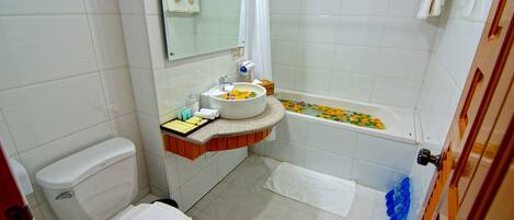 A bathroom with a toilet, sink, and bathtub.