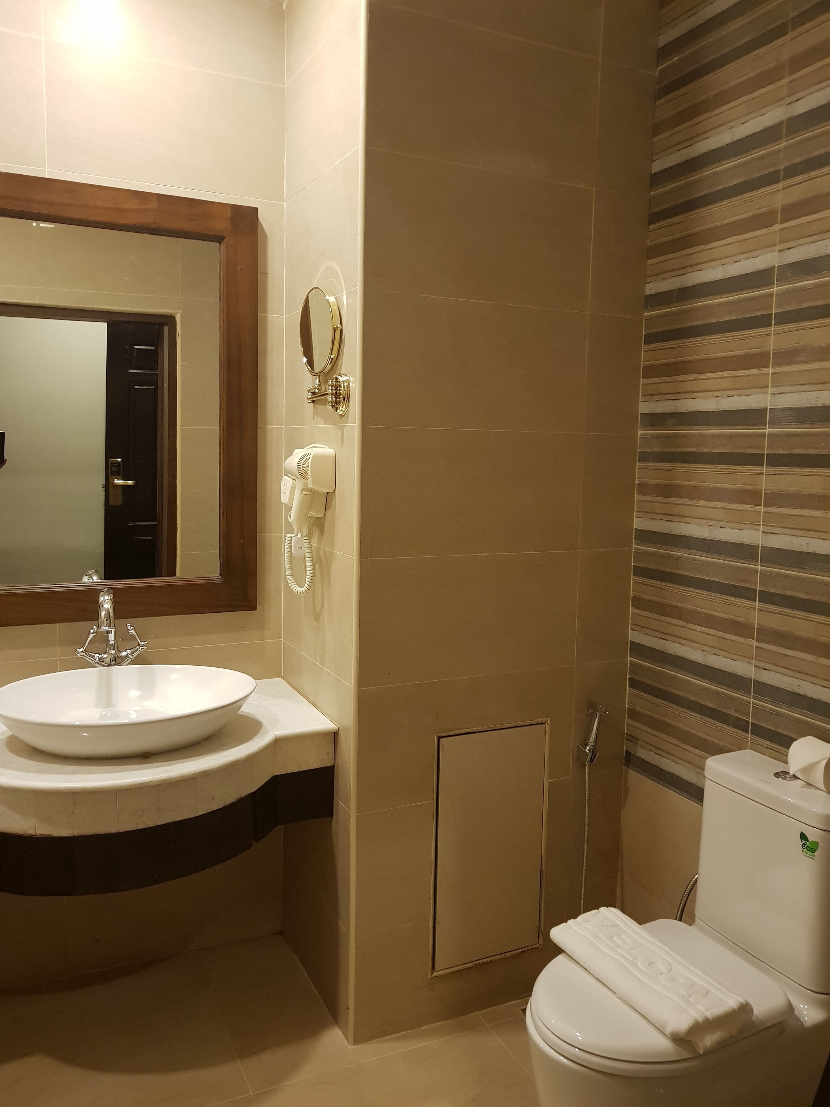 premier deluxe with balcony  | bathroom | free toiletries, hair dryer, bathrobes, slippers
