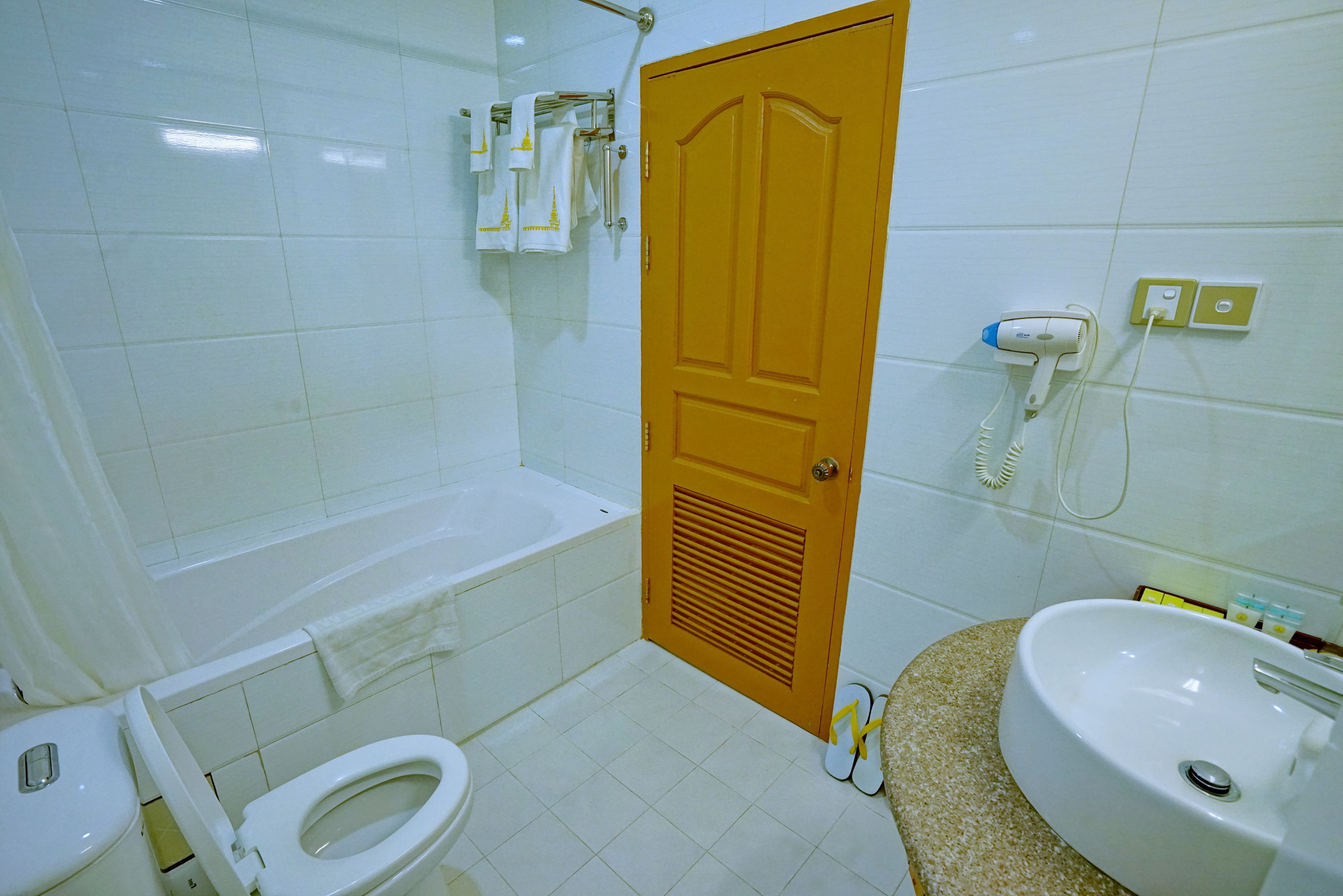 Un baño con inodoro, bañera, lavabo y zona de ducha.