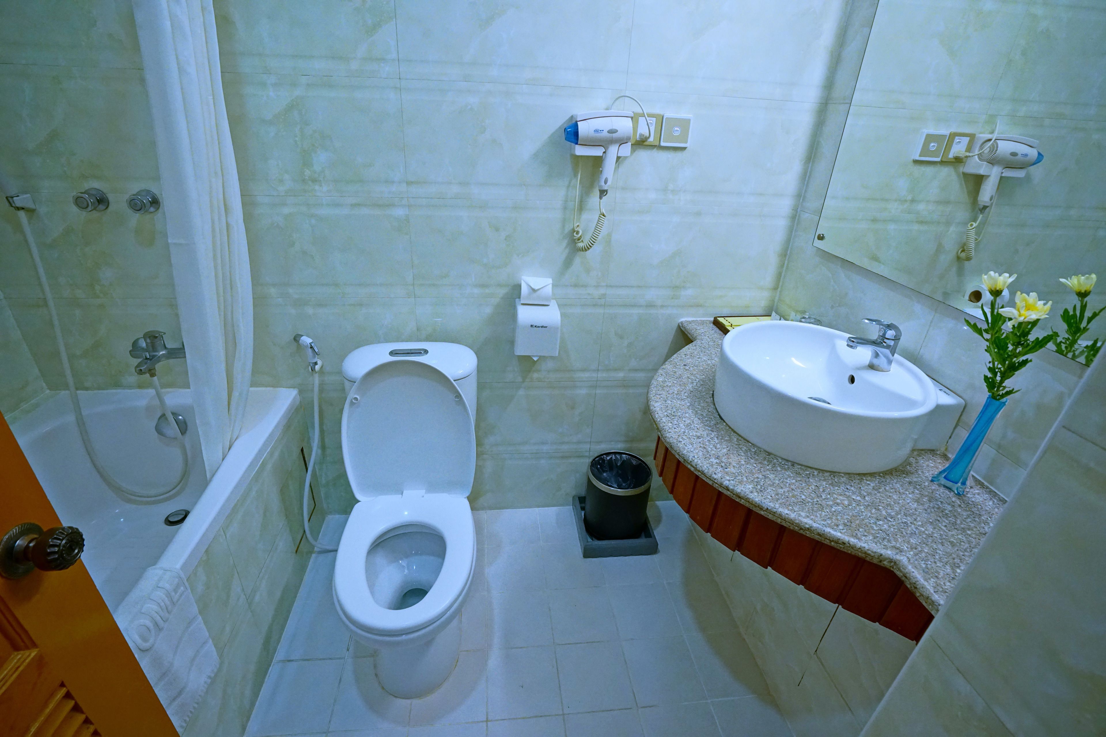 A bathroom with a toilet, sink, and bathtub.
