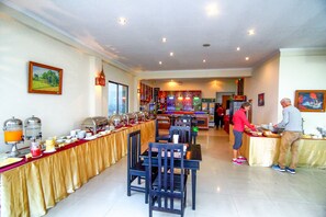 El desayuno cuesta 3 USD por persona