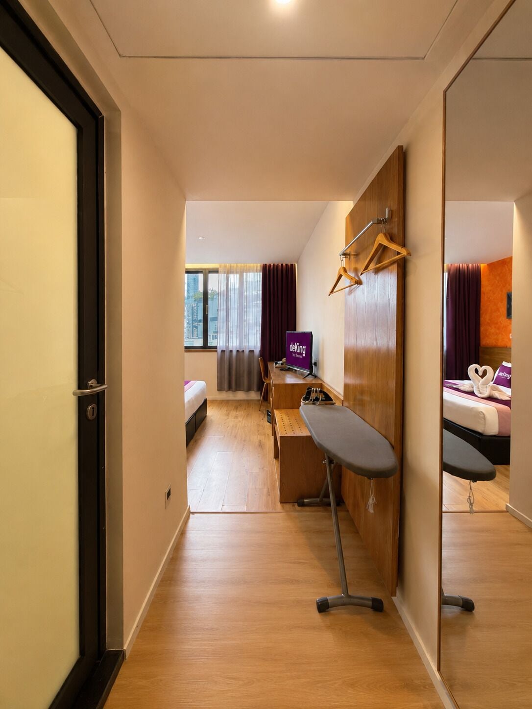 Minibar, caja de seguridad en la habitación y escritorio 