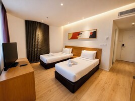 Superior Twin Room (City View) | Bar mini, peti besi dalam bilik, meja, ruang kerja komputer riba