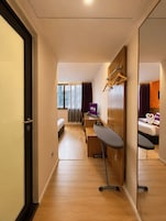 Superior Double Room (King, City View) | Bar mini, peti besi dalam bilik, meja, ruang kerja komputer riba